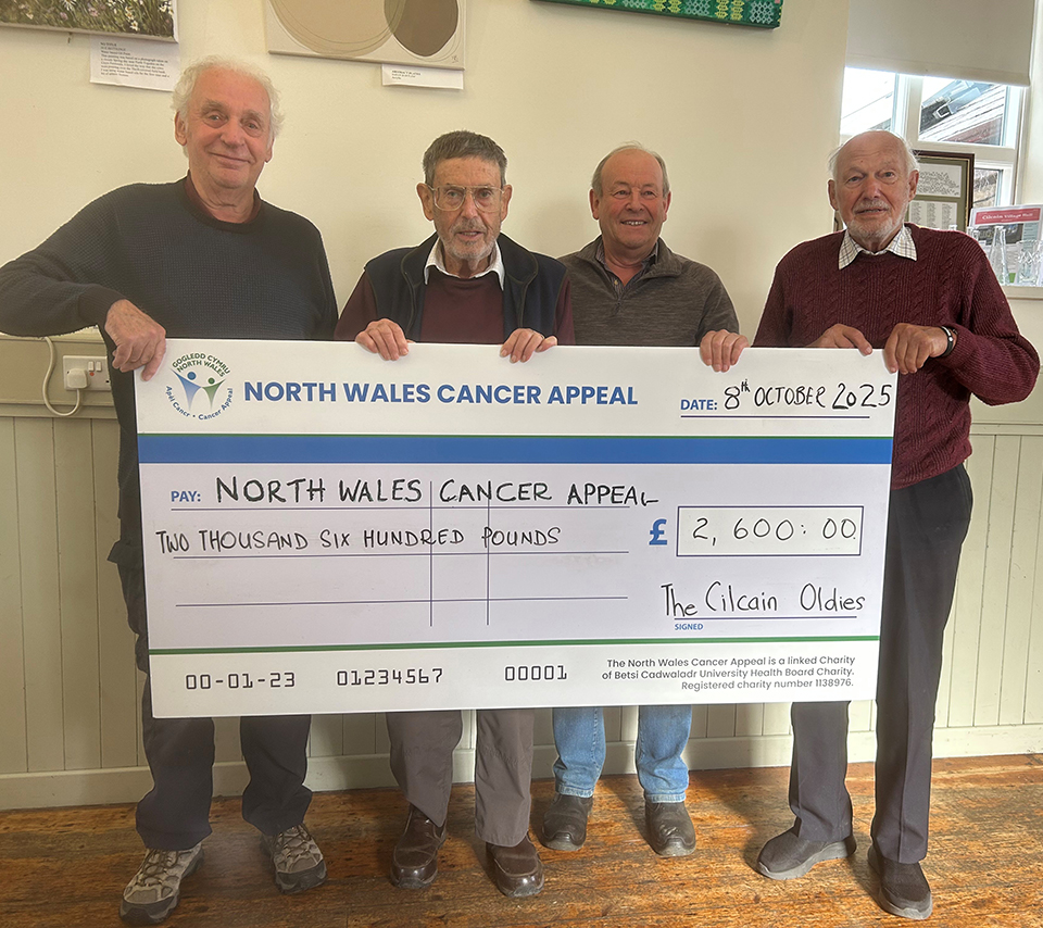 four gentelmen holding a cheque for £2600